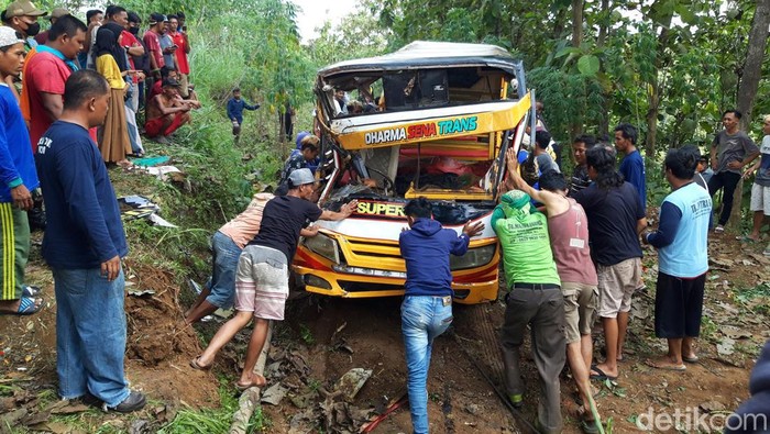 Proses evakuasi kereta kelinci yang terguling di ladang wilayah Dukuh Dawung, Desa Sempu, Kecamatan Andong, Rabu (11/5/2022).