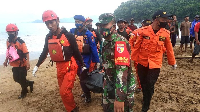 Proses evakuasi korban tenggelam di Pantai Konang Trenggalek