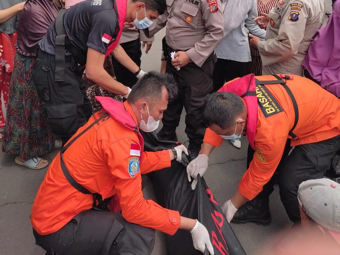 Proses evakuasi satu keluarga yang tewas tenggelam di Belawan