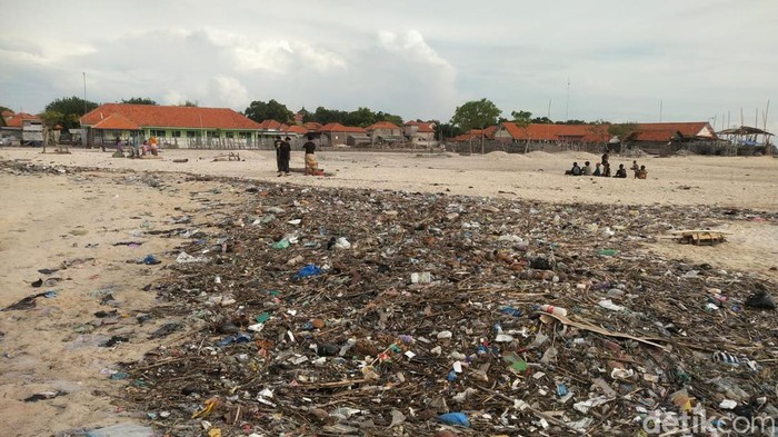 Pulau Mandangin Sampang dikepung sampah. Mulai dari sampah warga sekitar hingga sampah kiriman.