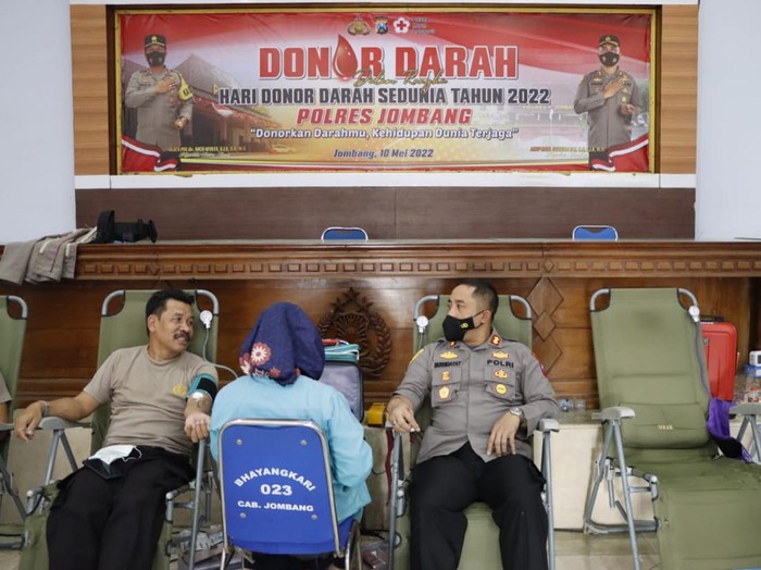 Ratusan personel Polres Jombang dan warga menyumbangkan darahnya ke PMI