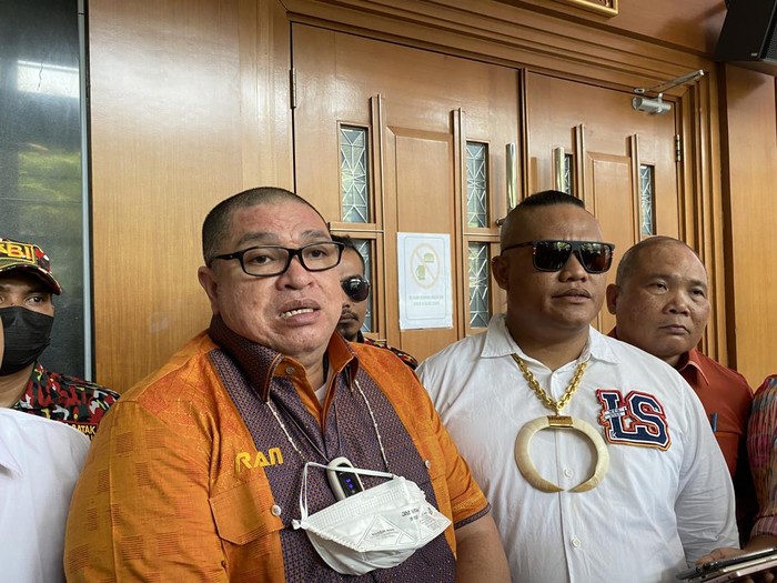 Razman usai  mendaftarkan gugatan terhadap Richard Lee (Annisa-detikcom)