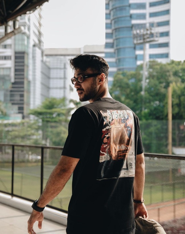 Memiliki wajah tampan, tubuh ideal, dan gaya yang stylish, tak heran jika Refal Hady banyak digandrungi oleh para kaum hawa. Unggahan foto-fotonya di Instagram pun selalu dibanjiri komentar pujian dari para netizen. Foto: Instagram/@refalhady