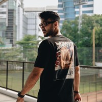 Memiliki wajah tampan, tubuh ideal, dan gaya yang stylish, tak heran jika Refal Hady banyak digandrungi oleh para kaum hawa. Unggahan foto-fotonya di Instagram pun selalu dibanjiri komentar pujian dari para netizen. Foto: Instagram/@refalhady