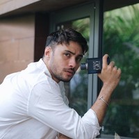 Pemilik nama lengkap Reza Fahlevi Alhady itu lahir pada 24 Oktober 1993. Refal Hady sendiri memiliki darah ketuurunan Arab, Belanda, dan juga Betawi. Tak heran jika Refal memiliki paras blasteran yang menawan. Foto: Instagram/@refalhady