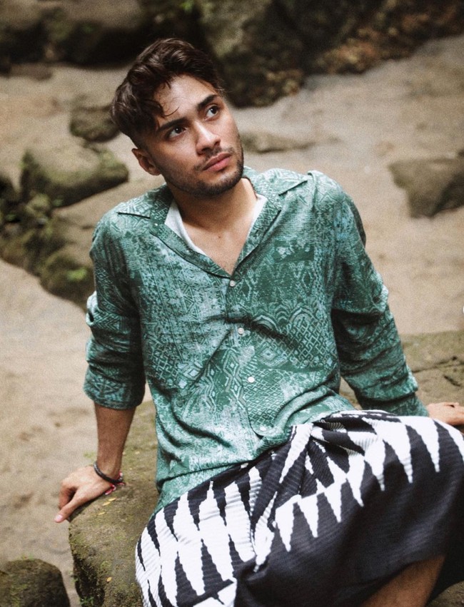 Masuk sebagai nominasi pria tertampan di dunia, wajah Refal Hady pun terpampang di unggahan Instagram akun TC Candler. Selamat kepada orang-orang cantik ini karena secara resmi dinominasikan sebagai salah satu dari 100 Wajah Tercantik atau 100 Wajah Paling Tampan tahun 2022. Mana yang menjadi favorit Anda, dan mengapa?, tulis keterangan unggahan tersebut. Foto: Instagram/@refalhady