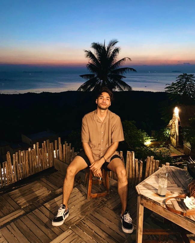 Refal Hady mengawali kariernya di dunia entertain dengan magang di salah satu stasiun televisi swasta. Dari situ Refal Hady mulai ditawari untuk menjadi host dan news anchor di salah satu acara di stasiun televisi tersebu. Setelahnya Refal Hady pun banyak mendapat tawaran menjadi seorang model. Foto: Instagram/@refalhady