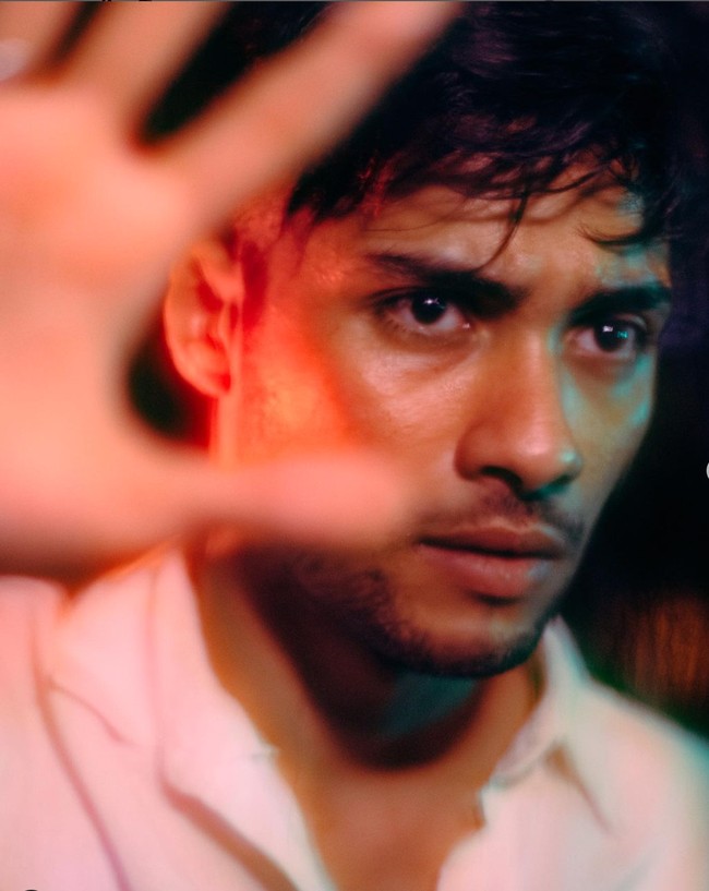 Baru-baru ini Refal Hady kembali menjadi sorotan karena berhasil menjadi salah satu aktor yang masuk nominasi pria tertampan di dunia versi TC Candler. Refal Hady masuk dalam jajaran 100 nominasi laki-laki dengan wajah tertampan di dunia bersama dengan aktor asal Korea Selatan, Lee Min Ho. Foto: Instagram/@refalhady