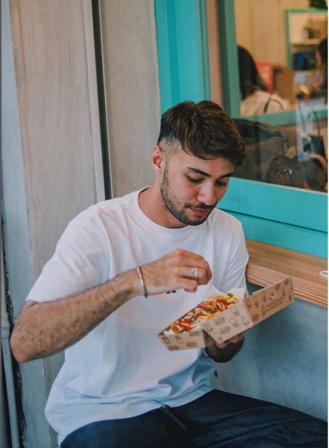 Sebelum membintangi serial Wedding Agreement, Refal Hady sudah pernah membintangi sejumlah film. Diantaranya Galih dan Ratna, Susah Sinyal, Critical Eleven, Orang Kaya Baru, Dilan 1990, dan Antologi Rasa. Foto: Instagram/@refalhady