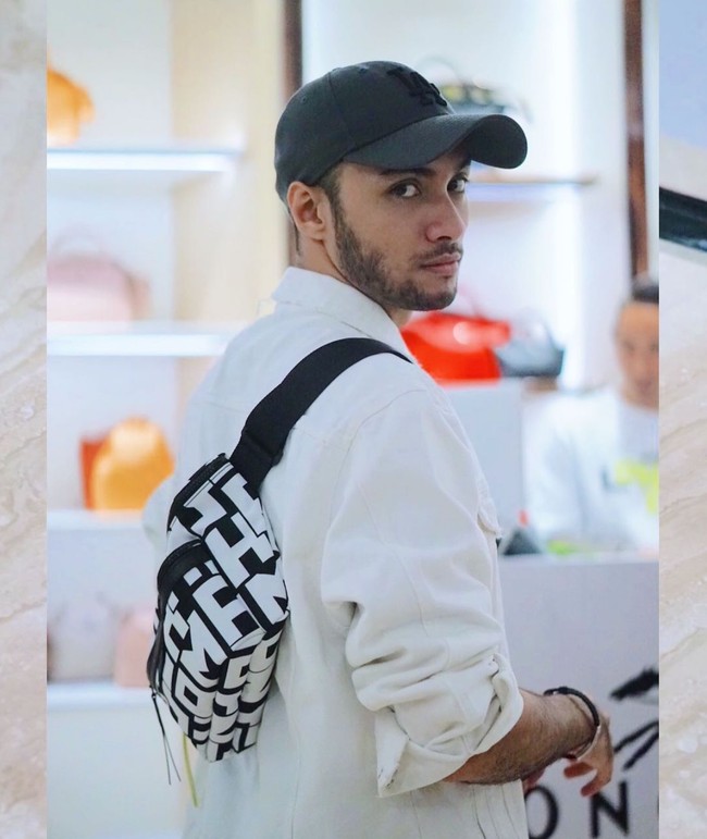 Mengetahui dirinya masuk ke dalam nominasi pria tertampan di dunia versi TC Candler, Refal Hady pun tak banyak memberikan komentar. Ia hanya terlihat memberikan komentar berupa emoji dengan mata yang dipenuhi hati dalam unggahan Instagram TC Candler tersebut. Foto: Instagram/@refalhady