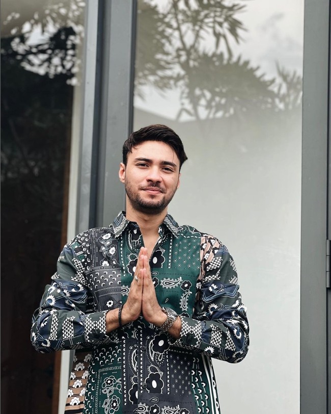 Sejak membintangi series Wedding Agreement sebagai Bian yang tayang di Disney Hotstar, nama Refal Hady menjadi semakin banyak dikenal. Tak hanya karena kemampuan beraktingnya, melainkan paras tampannya pun mampu membuat para wanita terpikat. Foto: Instagram/@refalhady