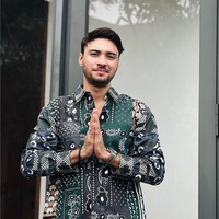 Sejak membintangi series Wedding Agreement sebagai Bian yang tayang di Disney Hotstar, nama Refal Hady menjadi semakin banyak dikenal. Tak hanya karena kemampuan beraktingnya, melainkan paras tampannya pun mampu membuat para wanita terpikat. Foto: Instagram/@refalhady