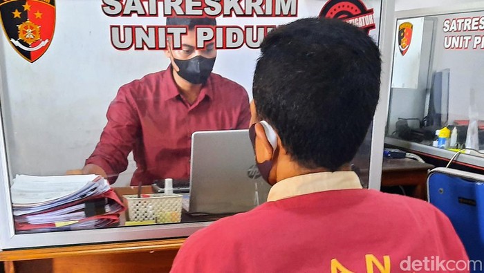 Residivis curanmor Bondowoso saat diperiksa polisi