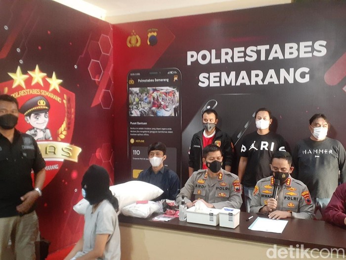 Rilis kasus ibu bunuh anak balitanya di Semarang, Rabu (11/5/2022). Pembunuhan ini terjadi Selasa (10/5/2022) di salah satu hotel di kawasan Gajahmungkur, Semarang.