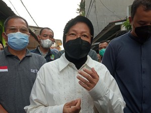 Mensos Risma Jenguk Warga Bekasi Pengidap Epilepsi, Beri Uang Rp 58 Juta