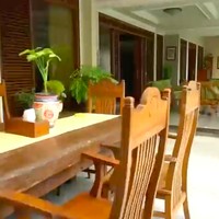 Teras belakang terasa lapang sampai-sampai bisa memuat beberapa sofa dan meja makan.  (Foto: YouTube/Trans7 Official)