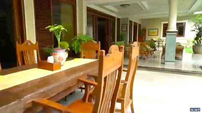Teras belakang terasa lapang sampai-sampai bisa memuat beberapa sofa dan meja makan.  (Foto: YouTube/Trans7 Official)