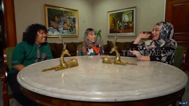 Meja bundar yang terbuat dari granit di salah satu sudut rumah semakin mempertegas kemewahan rumah penyanyi dangdut ini. (Foto: YouTube/Trans7 Official)