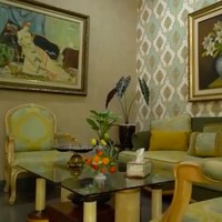 Hijau menjadi tema utama warna rumah. Tanaman hias yang menghiasi beberapa sudut semakin menonjolkan aura warna hijau yang teduh. (Foto: YouTube/Trans7 Official)