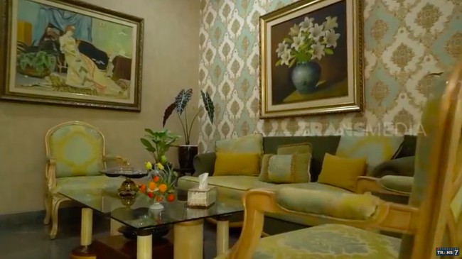 Hijau menjadi tema utama warna rumah. Tanaman hias yang menghiasi beberapa sudut semakin menonjolkan aura warna hijau yang teduh. (Foto: YouTube/Trans7 Official)