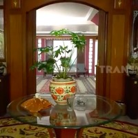Kontras dengan eksterior rumah yang terkesan modern, bagian dalamnya didominasi interior bergaya klasik. Material kayu menghiasi hampir di setiap sudut sehingga menciptakan atmosfer yang hangat. (Foto: YouTube/Trans7 Official)