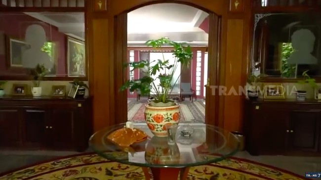 Kontras dengan eksterior rumah yang terkesan modern, bagian dalamnya didominasi interior bergaya klasik. Material kayu menghiasi hampir di setiap sudut sehingga menciptakan atmosfer yang hangat. (Foto: YouTube/Trans7 Official)