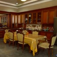 Dapurnya juga cukup luas, bahkan bisa memuat meja makan besar yang terdiri enam tempat duduk. (Foto: YouTube/Trans7 Official)