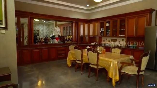 Dapurnya juga cukup luas, bahkan bisa memuat meja makan besar yang terdiri enam tempat duduk. (Foto: YouTube/Trans7 Official)
