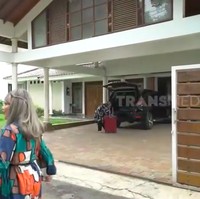 Camelia Malik mengatakan rumahnya dibangun di atas tanah seluas 1.050 meter persegi. Dibeli tahun 1994. Harganya hampir sampai Rp 1 miliar, katanya. (Foto: YouTube/Trans7 Official)