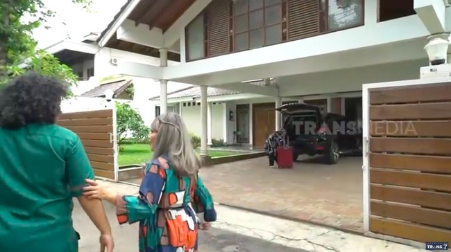 Camelia Malik mengatakan rumahnya dibangun di atas tanah seluas 1.050 meter persegi. Dibeli tahun 1994. Harganya hampir sampai Rp 1 miliar, katanya. (Foto: YouTube/Trans7 Official)