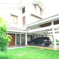 Inilah rumah aktris dan penyanyi dangdut senior Camelia Malik. Tampak depan, rumah tersebut hadir dalam arsitekur bergaya minimalis era 90-an. (Foto: YouTube/Trans7 Official)