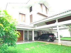 8 Potret Rumah Camelia Malik, Perpaduan Gaya Klasik dengan Taman Asri