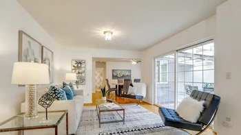 Dibangun pada 1998, rumah yang cukup mewah ini punya 6 kamar tidur dan 4 kamar mandi dan disewakan sejak tahun 2004. Nah tebak siapa penyewa pertamanya? Foto: New York Post