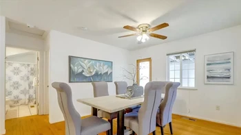 Mark berdiri di depan dan tidak masuk ke rumah, sementara Sean dan Dustin berada di tangga depan untuk melihat-lihat, kata Judy. Foto: New York Post