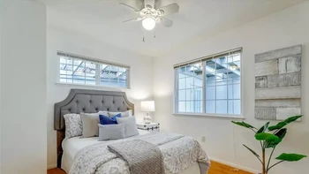 Zuckerberg memakai pakaian sederhana berupa celana warna hitam dan hoodie, serta hanya pakai sandal. Judy sepakat menyewakan rumahnya USD 5.500 per bulan. Foto: New York Post