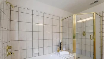 Mereka pindah pada 14 September bersama beberapa orang lain. Rumah itu jadi penuh dengan engineer dan pegawai Facebook, kata Judy. Jadi bisa dibilang rumah ini adalah kantor pertama Facebook. Foto: New York Post