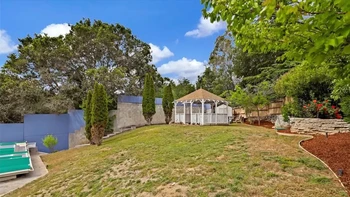 Berada di Los Altos, area Silicon Valley, rumah ini kini dijual. Harganya dipatok USD 5,3 juta atau di kisaran Rp 77 miliar. Cukup mahal, mungkin terkait dengan lokasi dan sejarahnya dalam perjalanan awal Facebook. Foto: New York Post