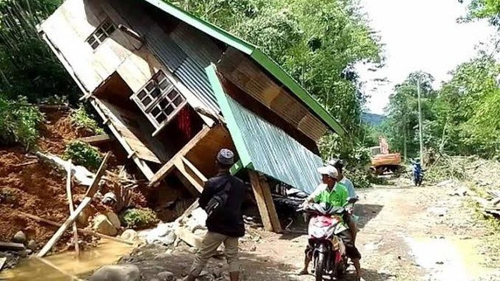 Rumah rusak berat terdampak longsor di Desa Ilan Batu, Kecamatan Walenrang Barat, Luwu.