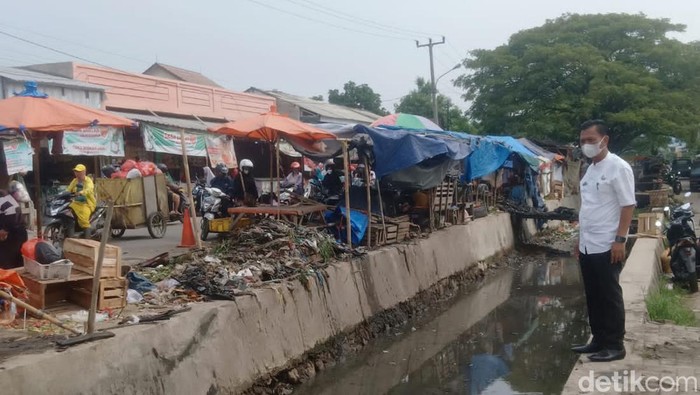 Saluran irigasi Pasar Kranggat Cilegon sebagian udah bersih dari sampah