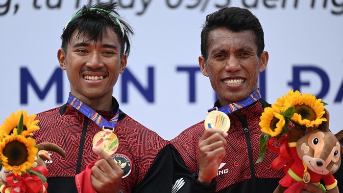 Pedayung Ardi Risedi (kanan) dan Kakan Rusmana berselebrasi usai pengalungan medali nomor lightweight mans double scull cabana saying SEA Games 2021 di Hai Phong, Vietnam, Rabu (11/5/2022). Ardi dan Kakan memenangkan medali emas yang pertama bagi kontingen Indonesia dalam SEA Games Vietnam. ANTARA FOTO/Aditya Pradana Putra/foc.