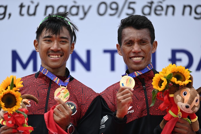 SEA GAMES 2021 : EMAS PERTAMA INDONESIA DARI DAYUNG Pedayung Ardi Risedi (kanan) dan Kakan Rusmana berselebrasi usai pengalungan medali nomor lightweight mans double scull cabana saying SEA Games 2021 di Hai Phong, Vietnam, Rabu (11/5/2022). Ardi dan Kakan memenangkan medali emas yang pertama bagi kontingen Indonesia dalam SEA Games Vietnam. ANTARA FOTO/Aditya Pradana Putra/foc.