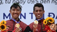 Pedayung Ardi Risedi (kanan) dan Kakan Rusmana menunjukkan medali emas yang ia raih.