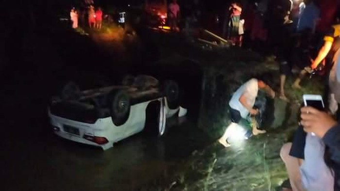 Sebuah mobil mini bus di Kabupaten Bone, Sulawesi Selatan (Sulsel) terjun ke sungai.