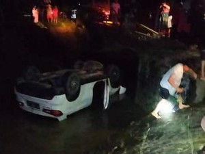 Mobil di Bone Tabrak Jambatan-Terjun ke Sungai Kahu Gegera Sopir Mengantuk