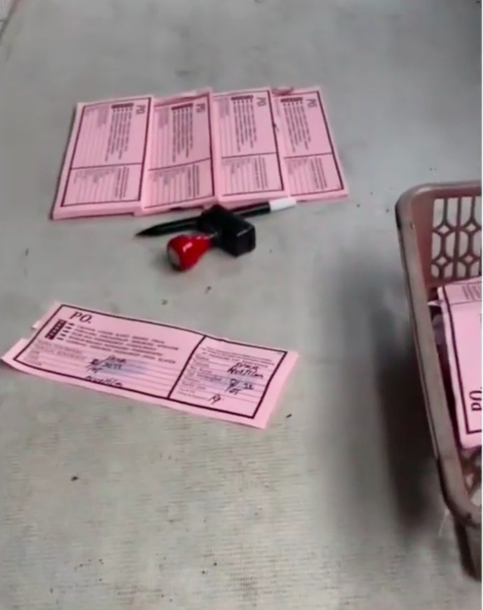 Sebuah video memperlihatkan seorang penumpang di Terminal Bekasi dipaksa calo membayar tiket viral di medsos. Ini sikap Dishub Bekasi. (Screenshot video viral)