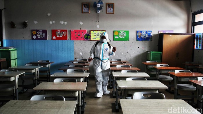 Sekolah Bersiap Sambut Siswa Pasca Libur Lebaran Petugas kebersihan melakukan penyemprotan desinfektan di kawasan SDN 03 Kramat, Senen, Jakarta Pusat, Rabu (11/5/2022).