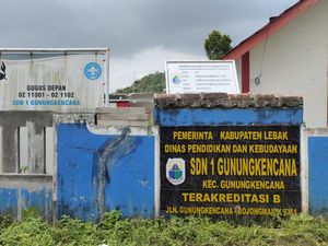 Hari Pertama, Sekolah yang Atapnya Hilang di Lebak Bersihkan Sisa Bencana