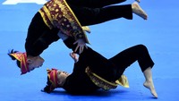 Pesilat Indonesia Riska Hermawan (kiri) dan Ririn Rinasih (kanan) memperagakan jurus pada final Seni Ganda Putri Pencak Silat SEA Games 2021 Vietnam di Bac Tu Liem Sport Center, Hanoi, Rabu (11/5/2022).   