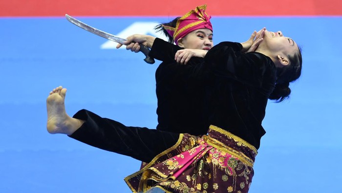 Pesilat Indonesia Riska Hermawan (kiri) dan Ririn Rinasih (kanan) berpose dengan medali emasnya yang diraih pada final Seni Ganda Putri Pencak Silat SEA Games 2021 Vietnam di Bac Tu Liem Sport Center, Hanoi, Rabu (11/5/2022). Pesilat Indonesia Riska dan Ririn berhasil meraih emas setalah mengalahkan tim pesilat Vietnam . ANTARA FOTO/Zabur Karuru/foc.