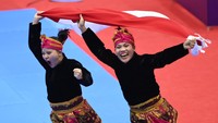 Setelah tunggal putri Puspa Arum Sari yang meraih medali perak, kini giliran Riska Hermawan/Ririn Rinasih yang mempersembahkan emas lewat nomor seni ganda putri.   